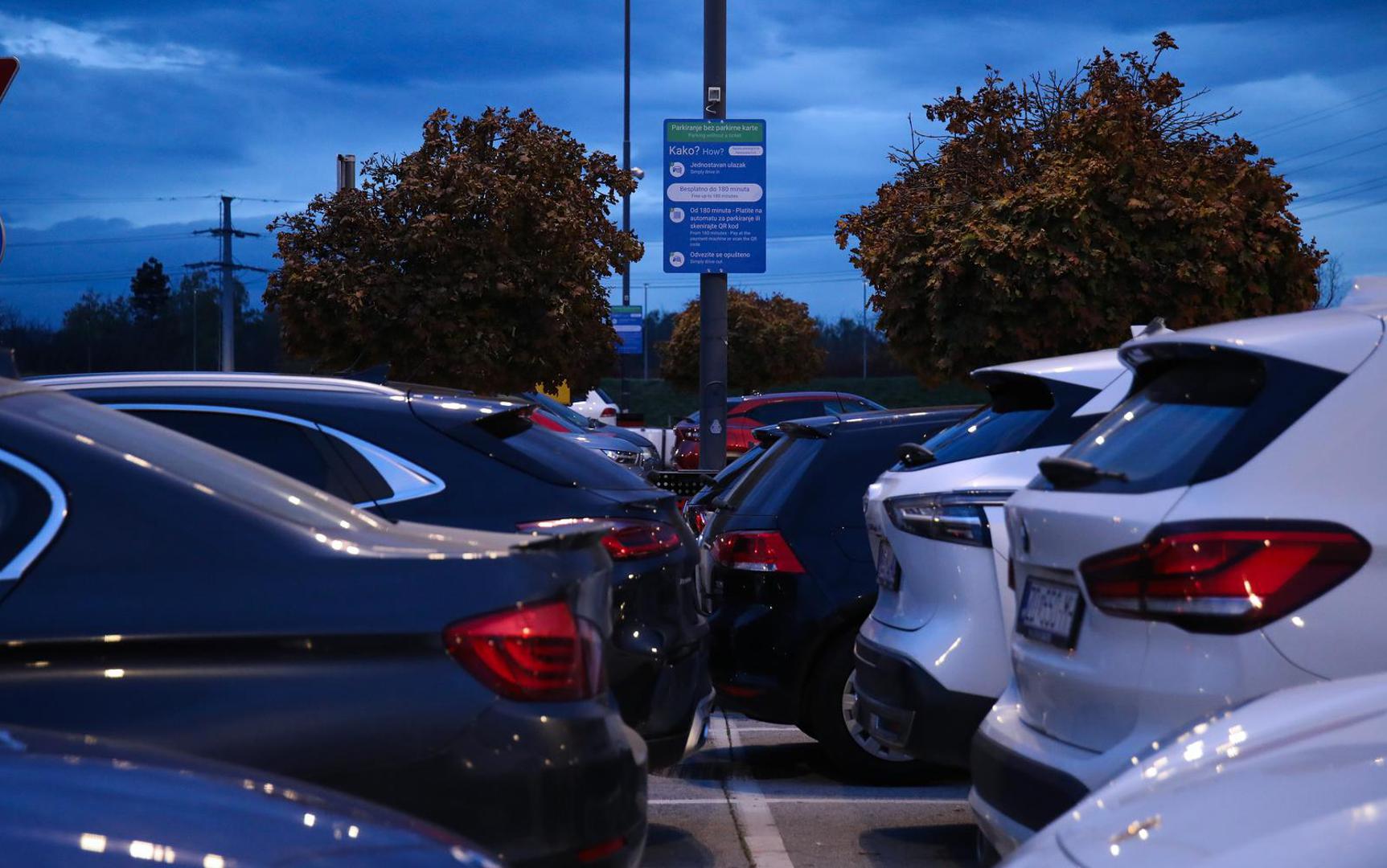 -Zahvaljujemo na cijenjenom upitu. Sustav naplate parkinga u sklopu trgovačkog centra u Zagrebu još uvijek nije aktiviran, budući da je trenutno u fazi testiranja i podešavanja. Iz navedenog razloga plaćanje parkinga nije moguće izvršiti, niti se parking naplaćuje u ovoj testnoj fazi. Također, provjerom sustava utvrđeno je da u proteklim danima, kao ni danas, nije evidentirana nijedna uplata od strane korisnika. Nažalost, test sustava nije moguć ako je sustav neaktivan, stoga su ovakve situacije sastavni dio testne faze. U trenutku kada sustav bude službeno aktiviran, naplata će započeti nakon tri sata parkiranja, sukladno službenom cjeniku koji je istaknut na samom parkiralištu. Ispričavamo se svim kupcima i posjetiteljima zbog nastalog nesporazuma te zahvaljujemo na razumijevanju - izjavili su iz Supernova Grupe.