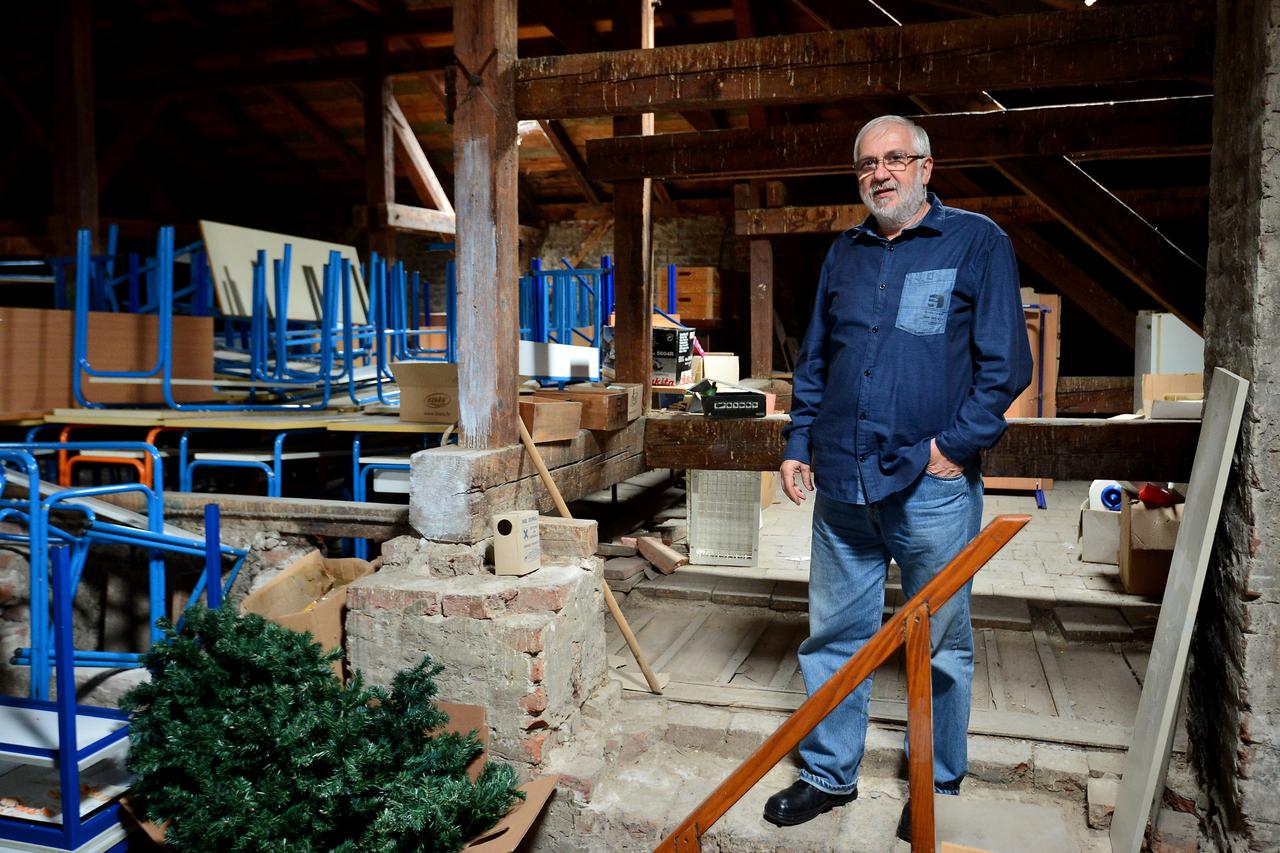 Ravnatelj zagrebačke Pete gimnazije Petar Mladinić na tavanu koji se pretvara u učionice