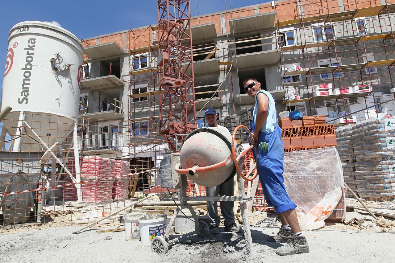 09.06.2014., Koprivnica - Izgradnja trece niskoenergetske zgrade kasni zbog, kako tvrde radnici, glavnog izvodjaca tvrtke Gradnja i kooperanata koji salju premalo radnika na gradiliste.