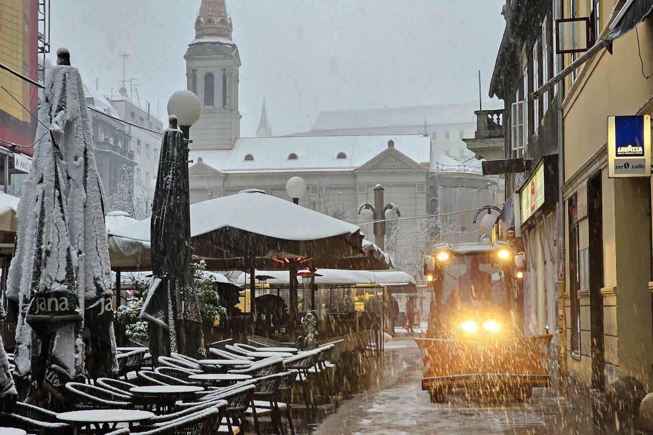 Zagreb: Zahlađenje i snijeg na ulicama grada