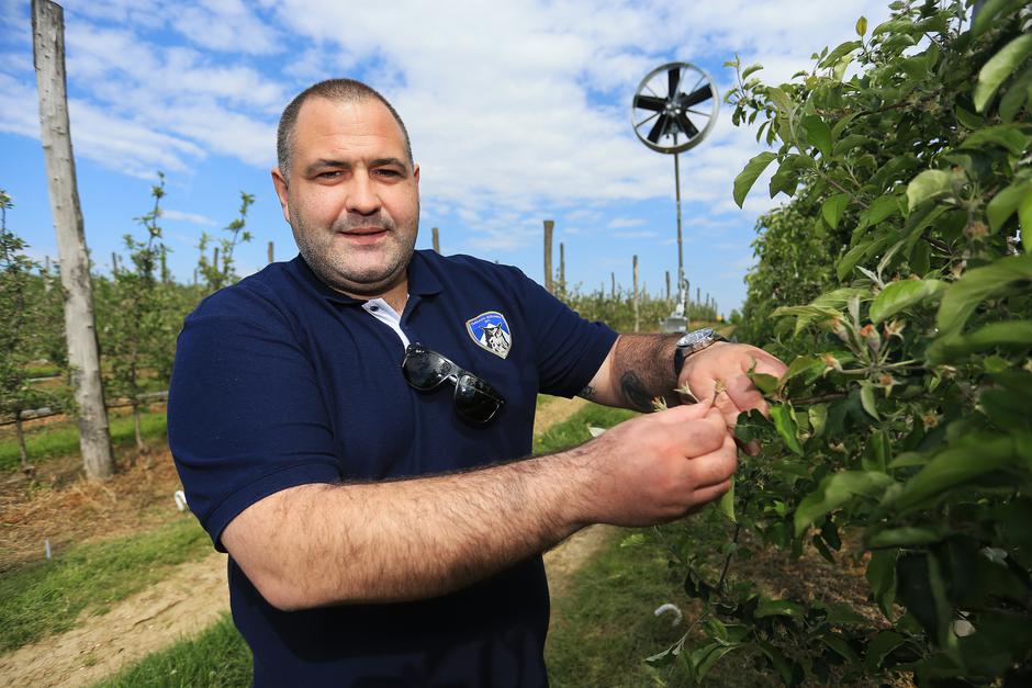 Domagoj Škobić modernim strojem obranio voćke od mraza i hladnoće
