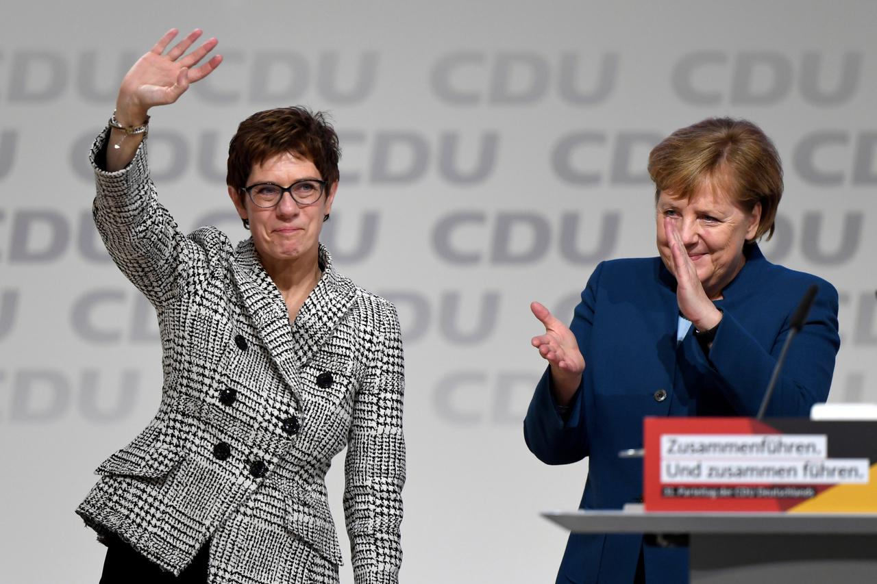 Annegret Kramp-Karrenbauer i Angela Merkel