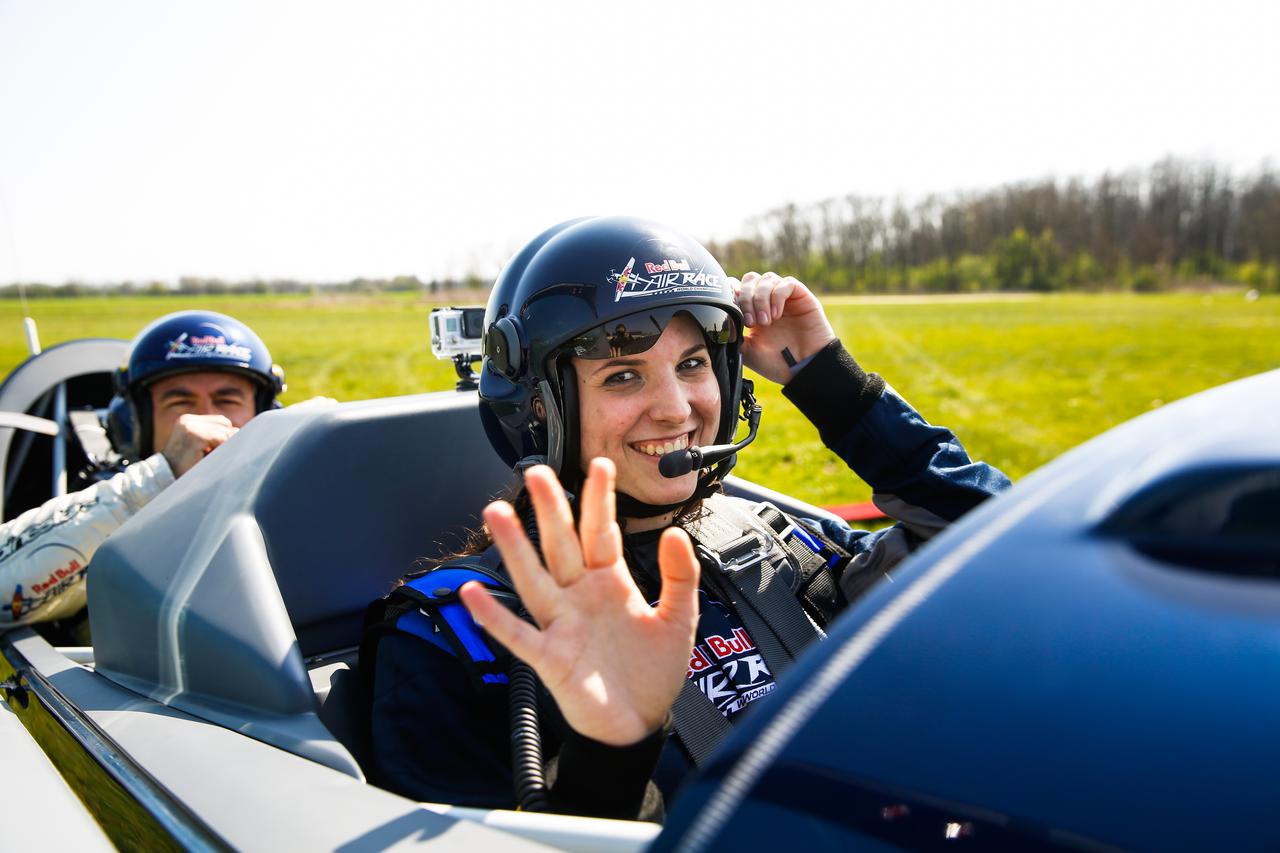 Mia Bednaž u Red Bullovu avionu