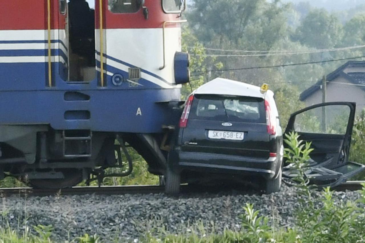 Staro Pračno: Vozač automobila ozlijeđen u naletu teretnog vlaka
