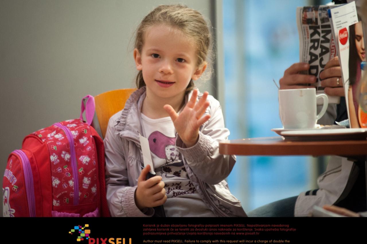 '25.09.2012., Zracna luka Pleso, Zagreb - Stephanie Milda odlazi na operaciju u SAD. Obitelj Milda.   Photo: Daniel Kasap/PIXSELL'