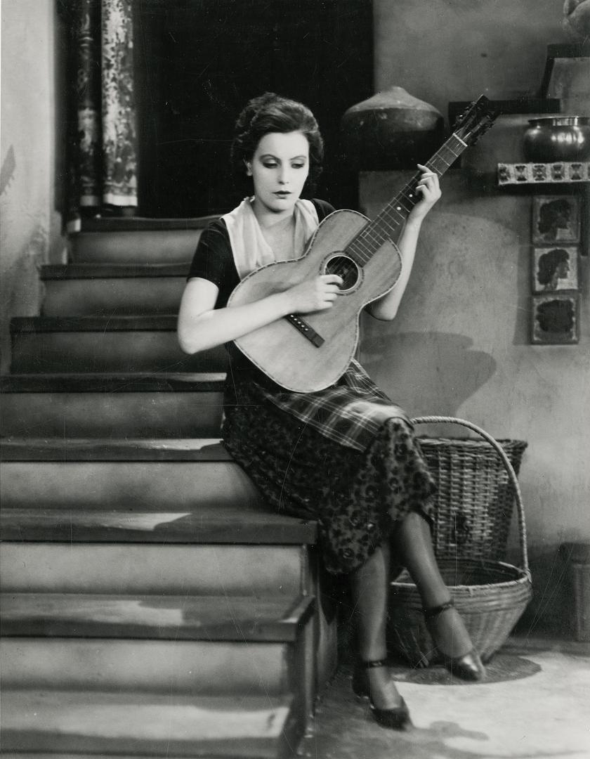 “The Torrent” je bio prvi američki film u kojem je Greta Garbo nastupila, a u njemu je imala ulogu Leonore Moreno, mlade španjolske seljanke