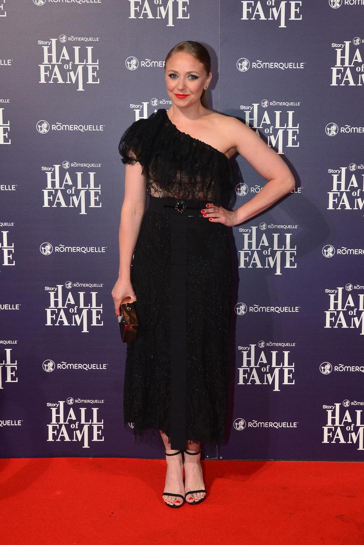 Osim toga, glumica se ovih dana javila te otkrila da igra u novoj predstavi koja je imala i premijeru.