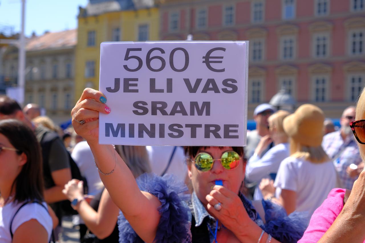 U Zagrebu počeo mirni prosvjed Sindikata državnih i lokalnih službenika i namještenika