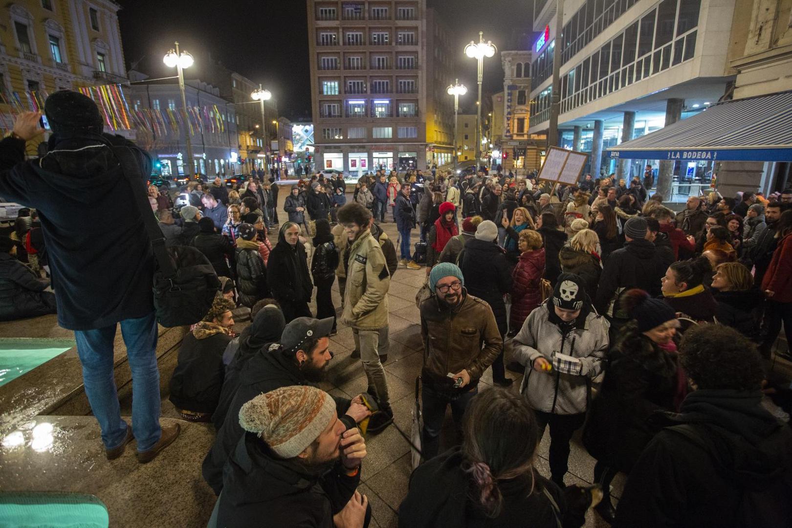 Okupilo se dvjestotinjak prosvjednika koji su došli pružiti podršku osuđenom Huanitu