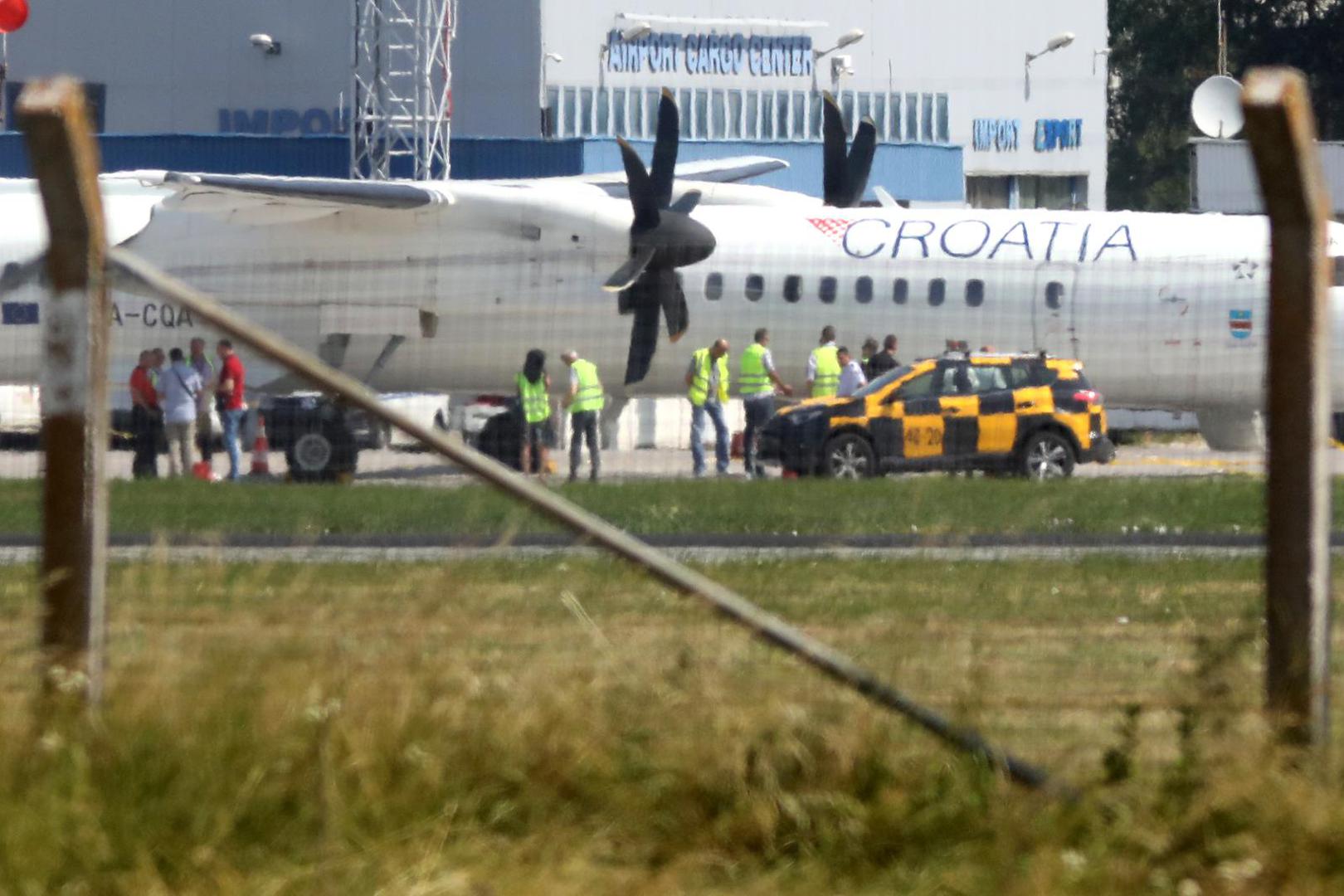 23.06.2022., Sarajevo, Bosna i Hercegovina - Avion Croatia Airlinesa koji je sinoc iz Zagreba sletio na pistu Medjunarodnog aerodroma u Sarajevu i za kojeg se sumnja da imaostecenja nastala iz vatreng oruzja. Photo: Armin Durgut/PIXSELL