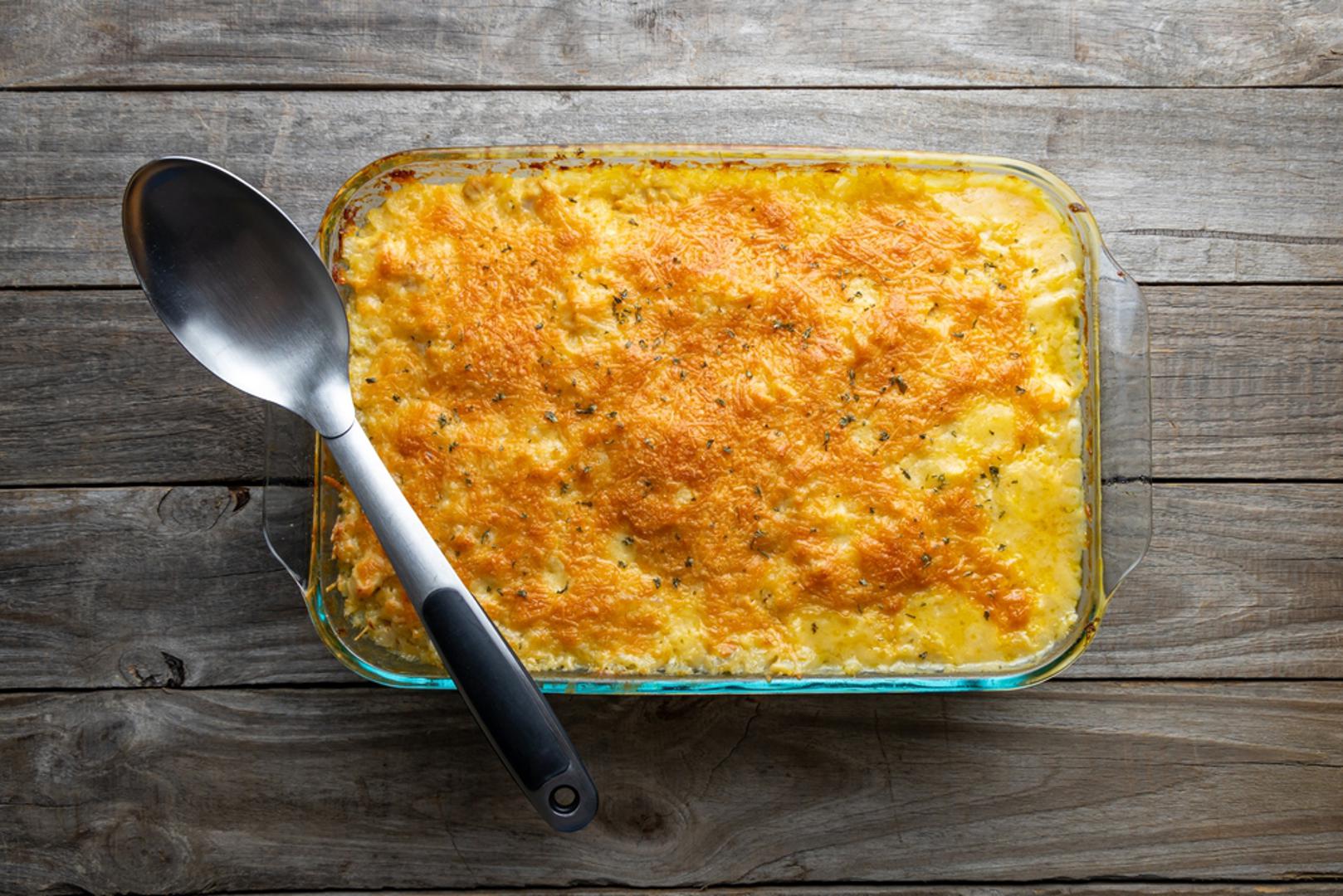 Zapečeni kruh s jajima i sirom: Odličan način za brz i topao obrok – kruh se nareže, složi u vatrostalnu posudu, prelije smjesom jaja, sira i mlijeka te zapeče u pećnici. Možete dodati i šunku, povrće ili začinsko bilje, pa ćete dobiti slanu pitu savršenu za cijelu obitelj.