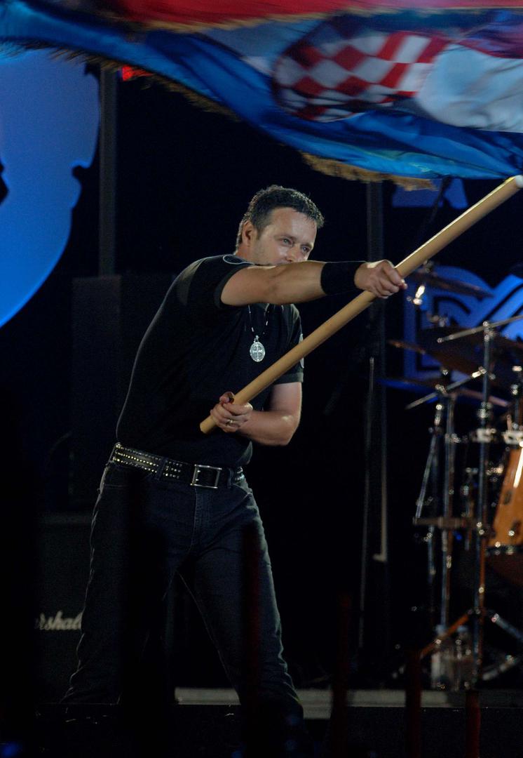 Marko Perković Thompson, već je ranije u svojoj karijeri ostvario značajan uspjeh u Zagrebu. U razdoblju od 2007. do 2008. godine, organizirao je turneju pod nazivom "Bilo jednom u Hrvatskoj", kojom je predstavio istoimeni album.