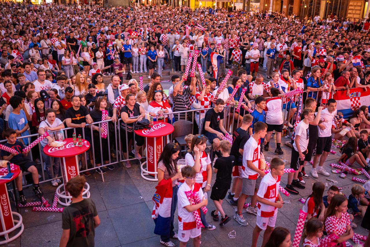 Zagreb: Gledanje utakmice Hrvatska-Italija na Trgu bana Josipa Jelačića