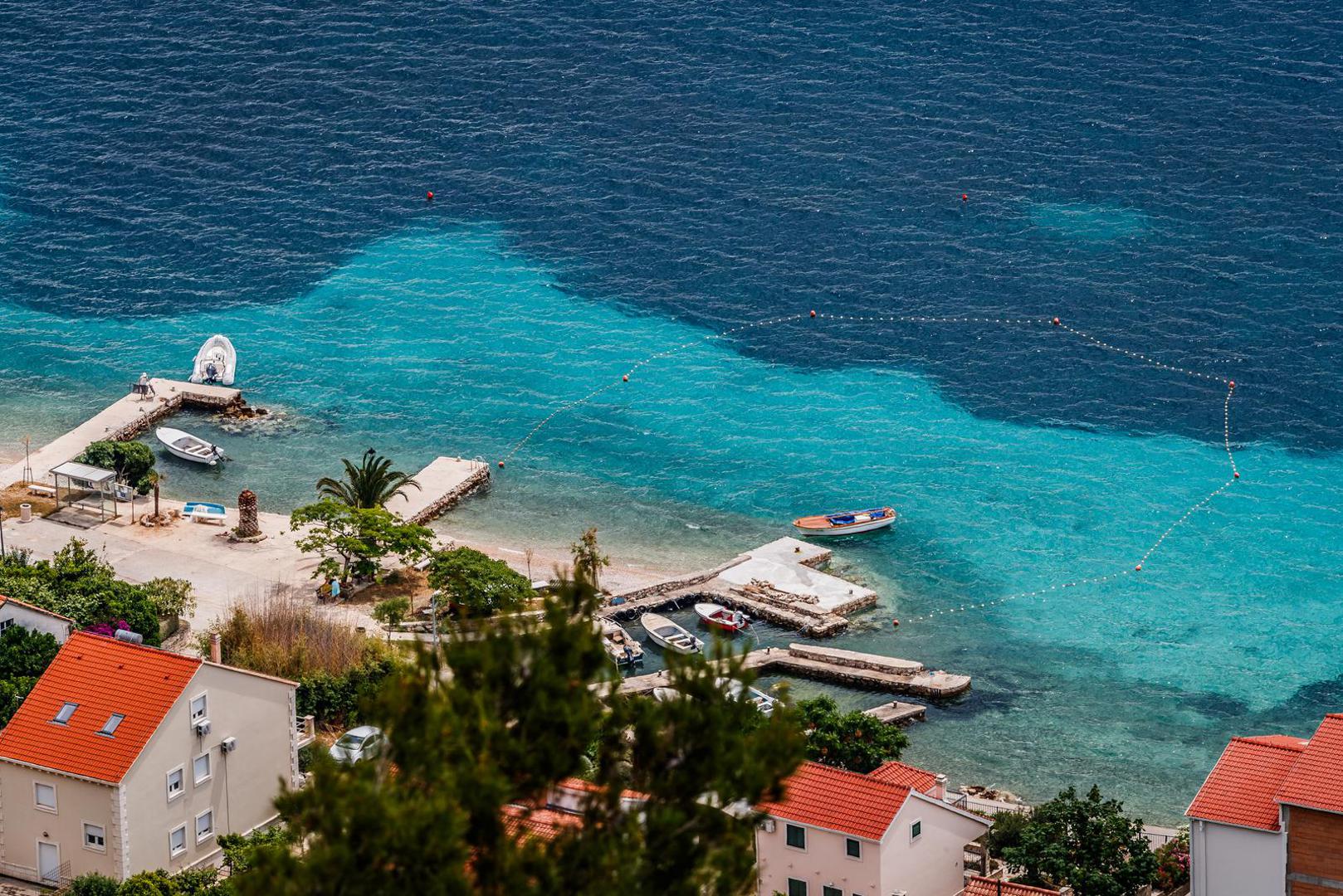 Korčula: Korčula odgovara mirnijem i promišljenijem tipu mirovine. To je jedan od najbolje očuvanih srednjovjekovnih gradova Mediterana, a njegov raspored ulica u obliku riblje kosti osmišljen je radi bolje cirkulacije zraka i zaštite od jakih vjetrova. Vinogradi, maslinici i more oblikuju i krajolik i gastronomiju, a atmosfera postaje znatno mirnija nakon završetka glavne turističke sezone.

