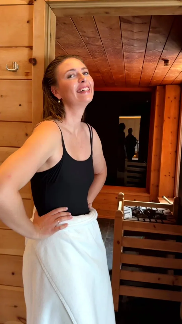 Maria Šarapova, 38-godišnja teniska legenda, uživa na odmoru u Italiji, šest godina nakon završetka karijere (2020.) nakon 20 godina igranja.