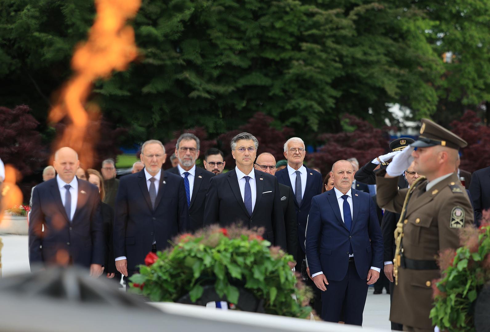 Predsjednik Hrvatskog sabora Gordan Jandroković i predsjednik Vlade Andrej Plenković položili su u petak vijence kod Spomenika domovini povodom Dana državnosti te poručili da 30. svibnja 1990. godine označava prekretnicu u suvremenoj hrvatskoj povijesti. 