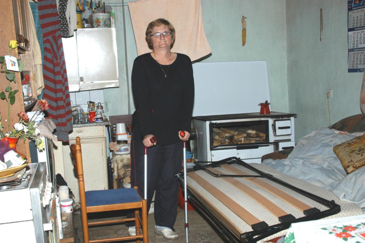 '26.11.2010., Bjelovar - Jadranka Karasman iz Bjelovara trazit ce odstetu sudskim putem za ozlijedu na radu, nakon koje je poslije bezuspjesne terapije morala biti podvrgnuta operaciji koljena Photo: 