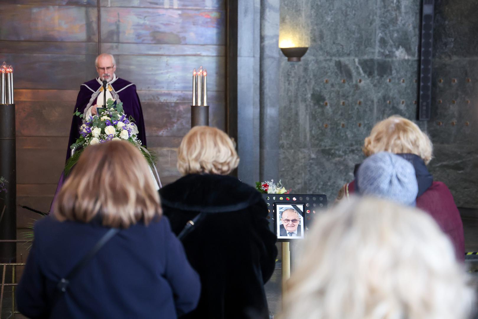 Tomislav Sabljak bio je i autentični zagrebački kulturološki fenomen, njegov život isprepleten je susretima s najvećim umovima 20. stoljeća, a obitelj, prijatelji i kolege od pokojnika su se oprostili danas, 7. siječnja u 14:40 u velikoj dvorani krematorija na zagrebačkom Mirogoju