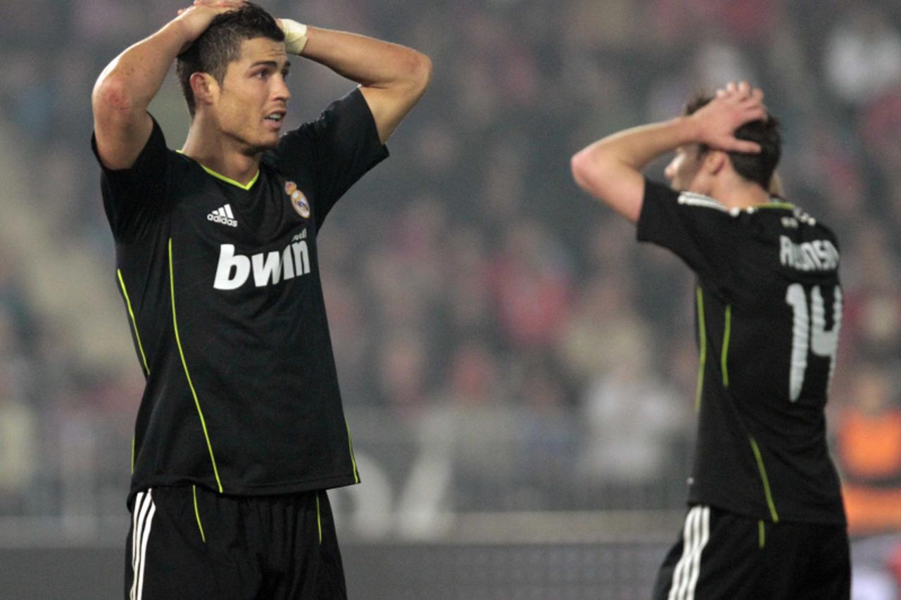 'Real Madrid\'s Cristiano Ronaldo (L) and Xabier Alonso react after a missed scoring opportunity during their Spanish first division match against Almeria at the Mediterraneo stadium in Almeria Januar