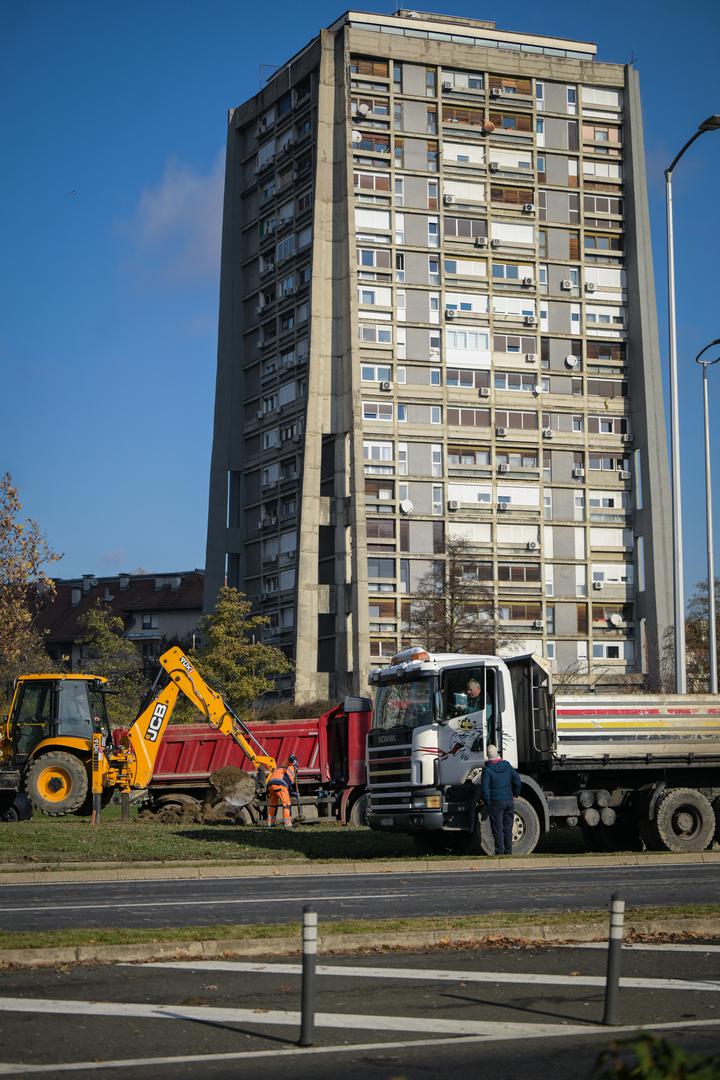 Jučer su počeli radovi na privremenoj regulaciji prometa u Slavonskoj aveniji zbog požara u Vjesnikovu neboderu i zatvorenog podvožnjaka, trajati će sedam do deset dana, najavio je ranije zagrebački pročelnik za promet Andro Pavuna dodajući kako se, ako statičari kažu da je Vjesnik siguran, radovi neće nastaviti.