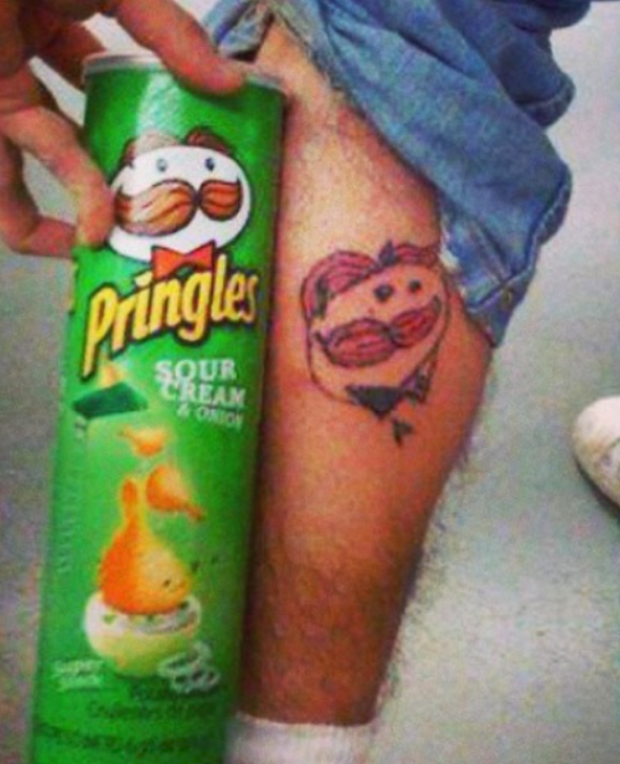 Pringles ili, u ovom slučaju, “Prđngđlgz”. Poznata maskota jednog od najpoznatijih brendova ovdje je ispala totalno izobličena. Umjesto simpatičnog lika s brkovima, dobili smo verziju s kojom, iskreno, nitko ne bi htio ostati sam u istoj prostoriji.