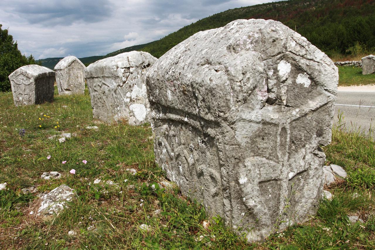 stećci