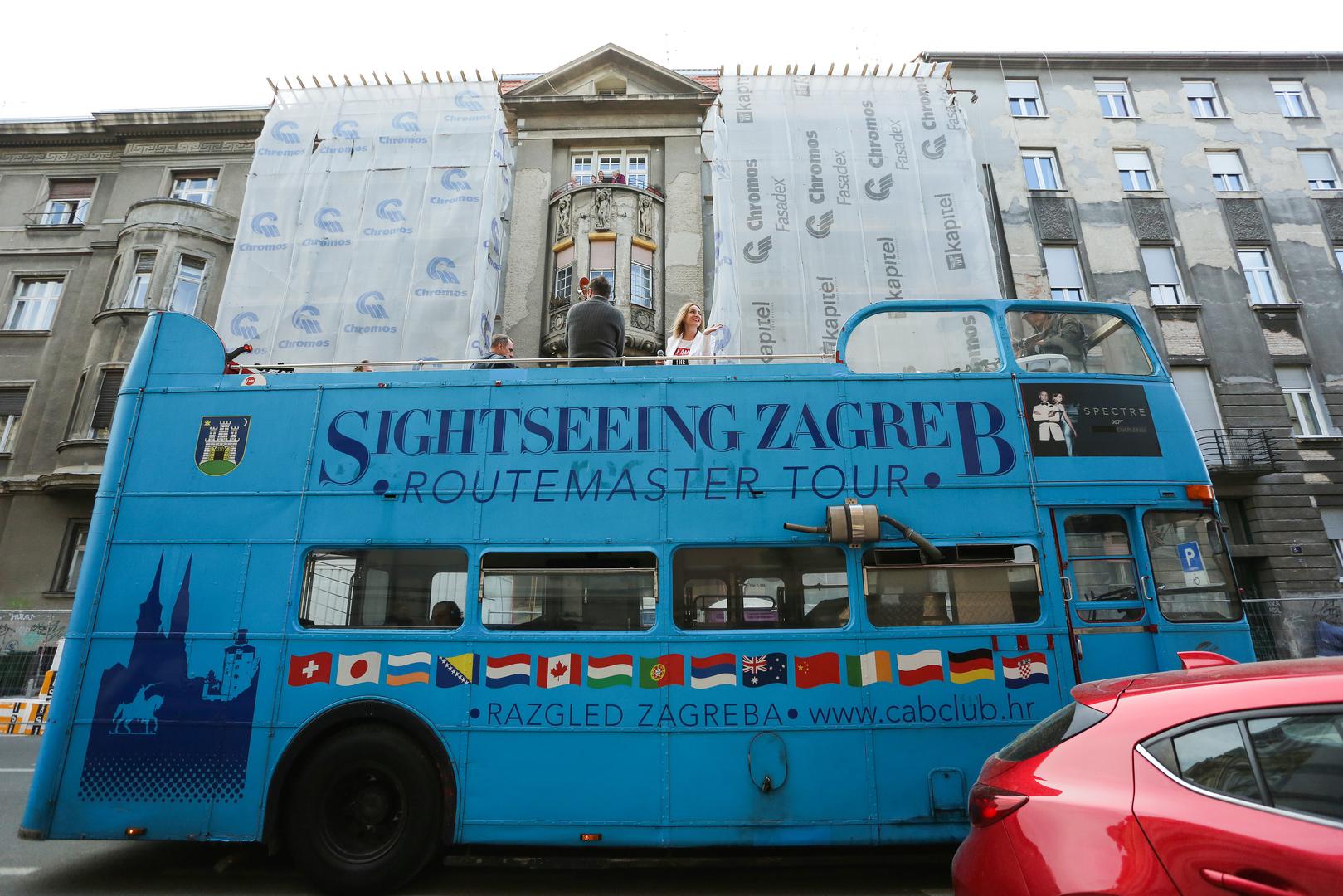 Članovi Filmmusicorkestra danas su dobro razveselili Zagrepčane koncertom kojeg su održali na krovu turističkog autobusa.