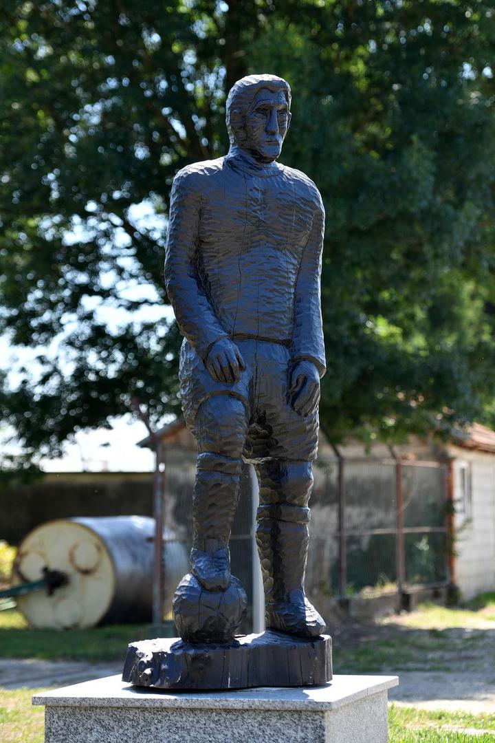 U Podturnu se nalazi spomenik nogometašu koji podsjeća na predanost sportu i zajedništvo. 