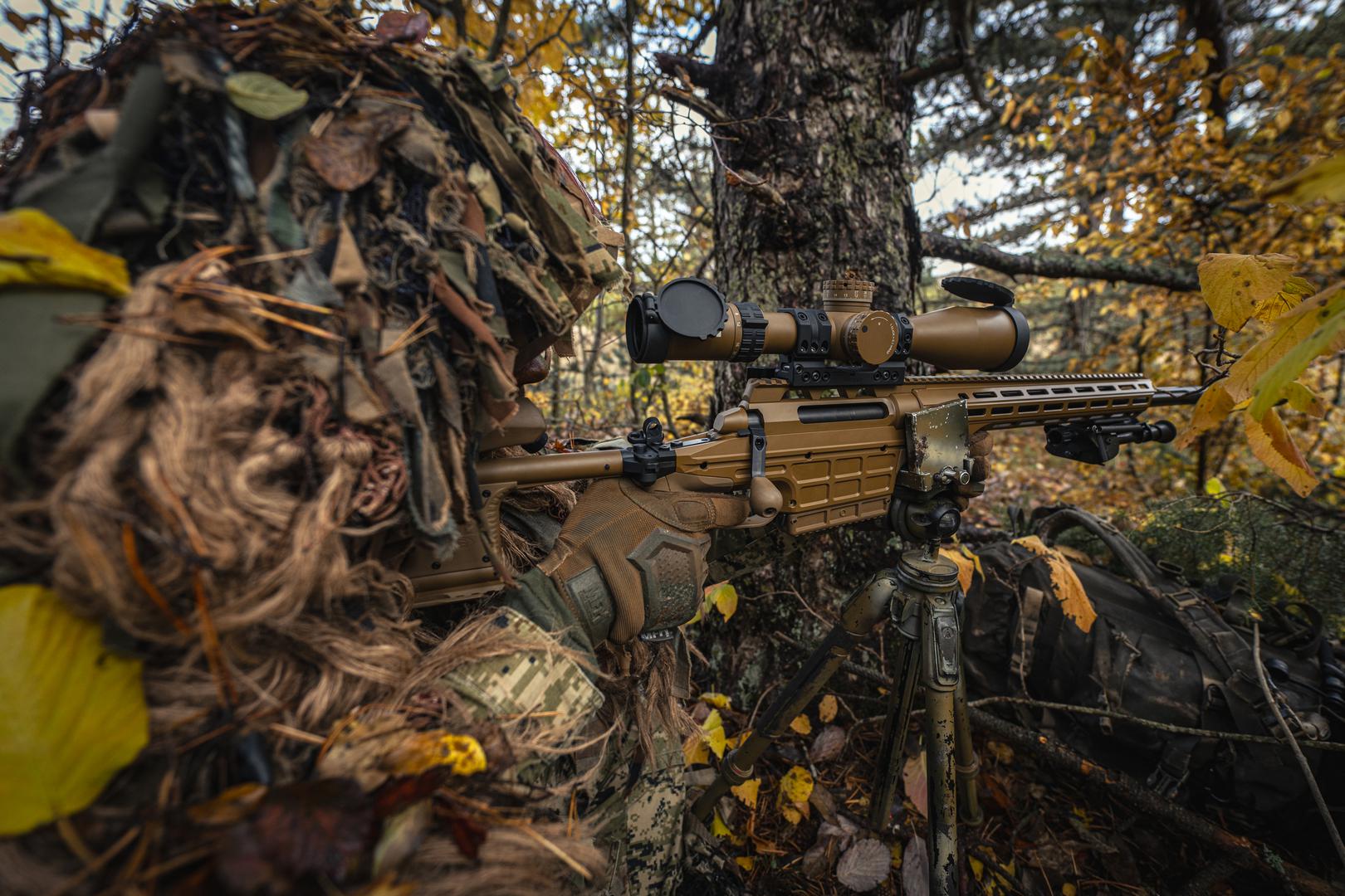 “Najteži dio obuke bilo je prikradanje odnosno dolazak na paljbeni položaj. Radi se o sporom kretanju, pri čemu za prelazak udaljenosti od 50 metara treba i po sat vremena što iziskuje dosta strpljenja, ali i mentalne energije”, rekao je polaznik obuke pripadnik mornaričkog pješaštva te je pritom naglasio da su instruktori na obuci odlični.