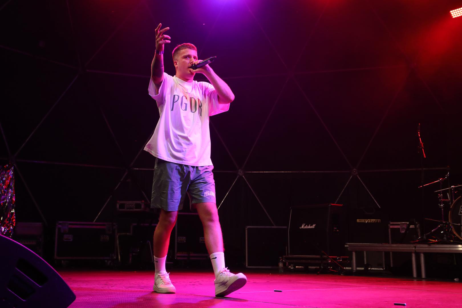 Iste godine triljski glazbenik je, naime, bio prvi Hrvat koji se našao na vrhu domaće Billboard ljestvice - ispred američke pjevačice Miley Cyrus i mnogih trap izvođača iz susjedne nam Srbije. 