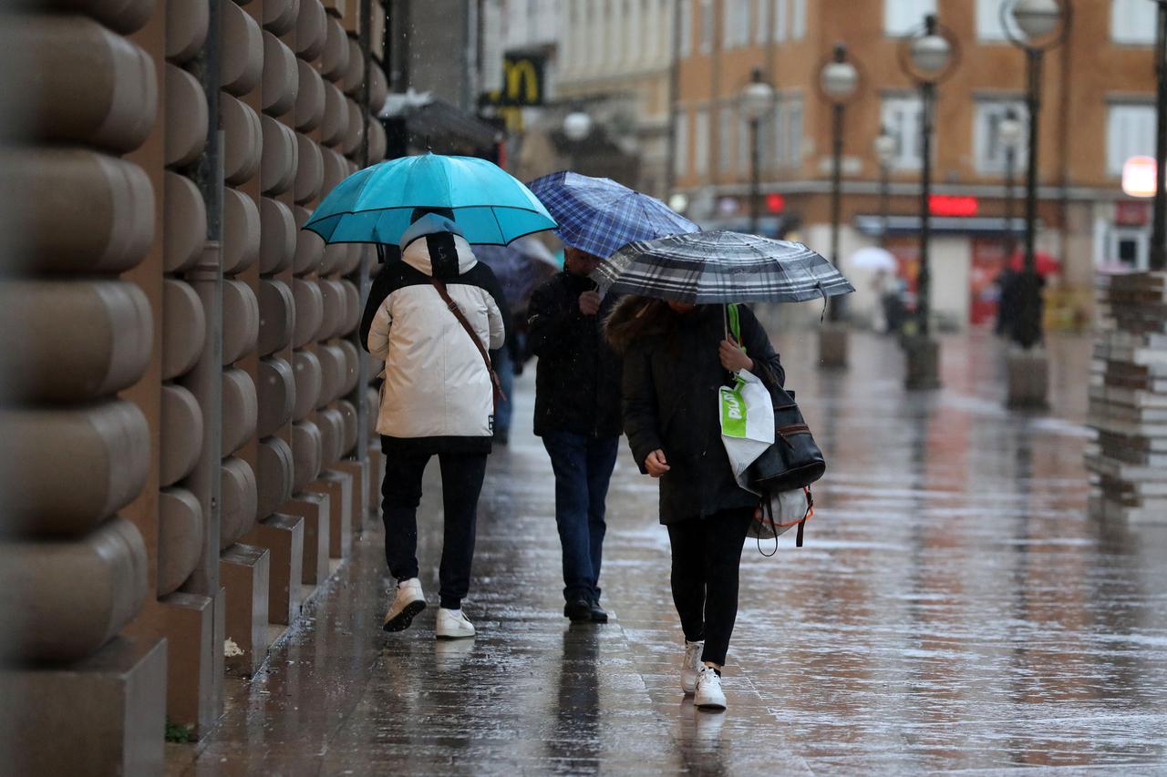 Rijeka: Kiša i bura građanima  stvaraju probleme