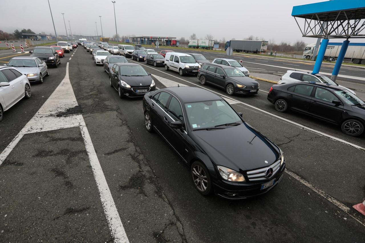 Putnici u automobilima čekaju na prelazak preko GP Bregana