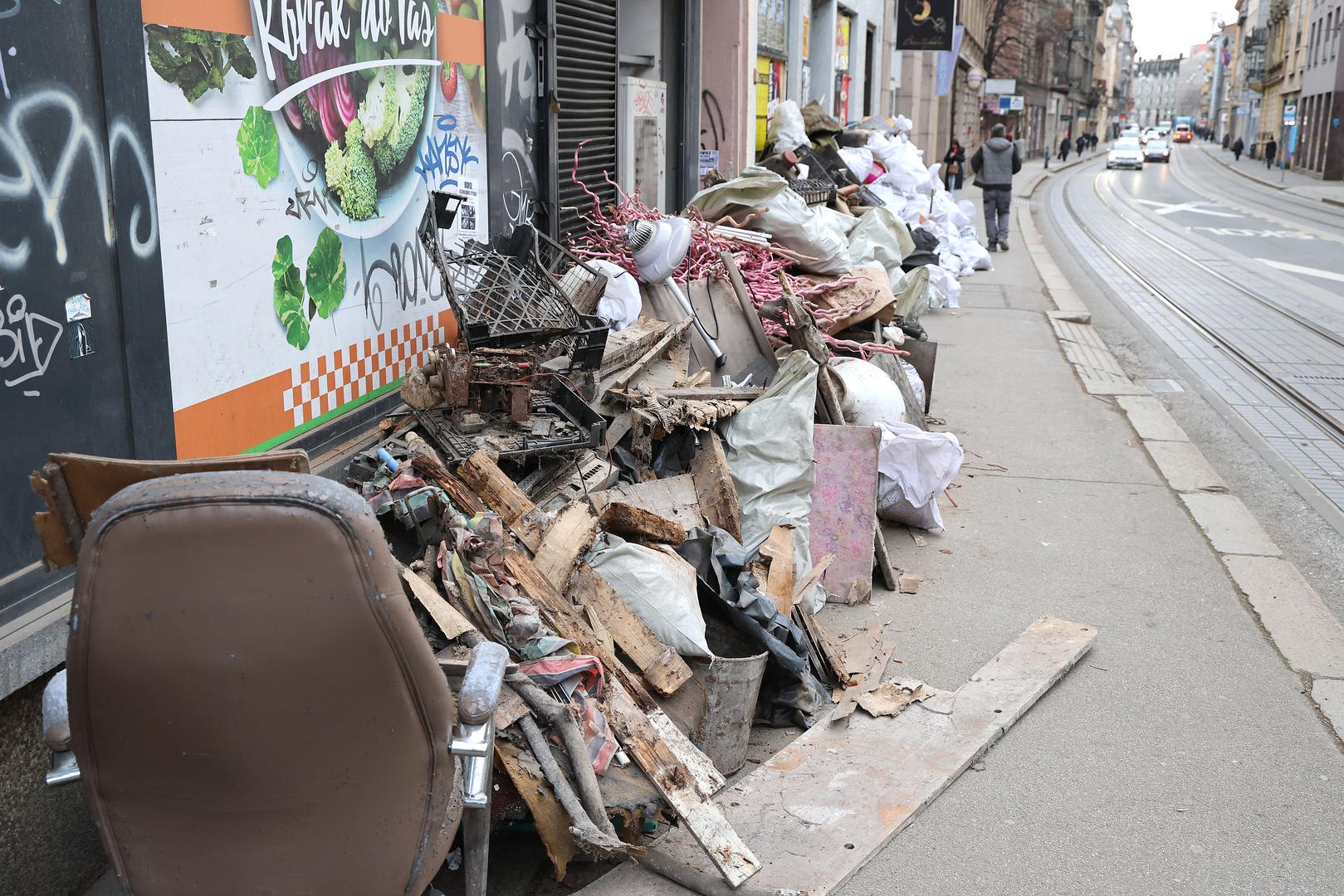 Umjesto da posluži kao upozorenje, natpis je ostao tek detalj u sve većoj gomili smeća.