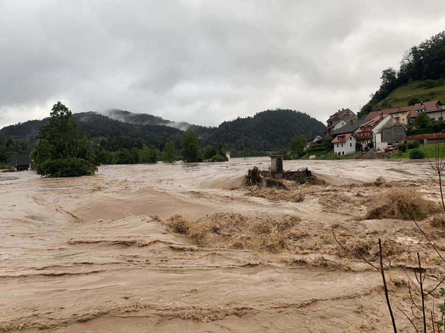 8. Velike klimatske promjene i ekološki preokreti: Osim specifičnih katastrofa, Vangi se navodno pripisuje predviđanje da će 2026. označiti prekretnicu u klimatskim promjenama i katastrofama povezanim s okolišem, uključujući poplave, suše, ekstremne vremenske uvjete te pomicanje dvije trećine ekosustava.