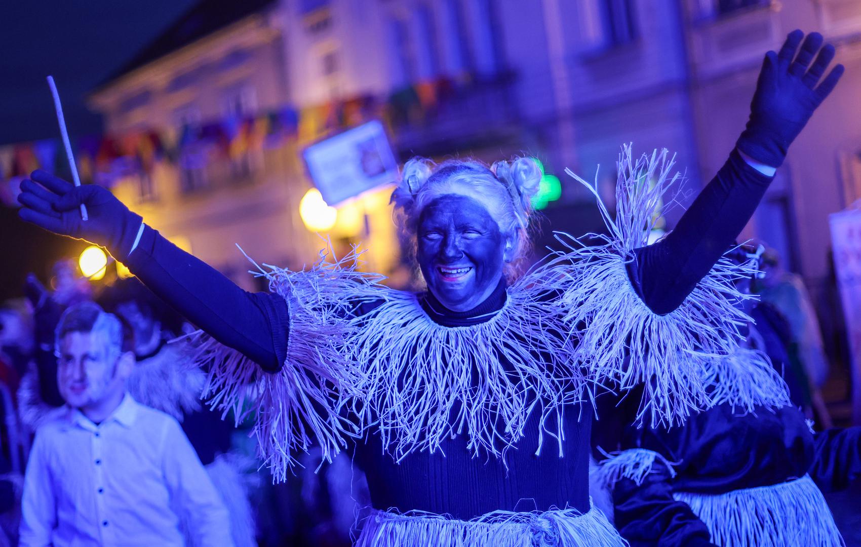 Tradicionalni Jarac, ako se uopće odluči maskirati, učinit će to temeljito, birajući povijesne ličnosti ili autoritativne figure, dok će nostalgični Rak posegnuti za likovima iz djetinjstva, oživljavajući uspomene na bezbrižnije dane. Na kraju, bez obzira na horoskopski znak, maškare ostaju univerzalni poziv svima da se barem na trenutak oslobode okova odraslog života i prepuste čistoj radosti igre.
