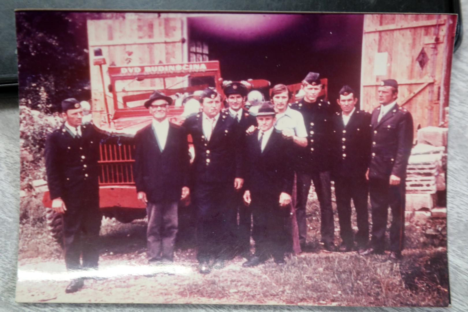 Kada je tijekom 80-ih godina započela nadogradnja vatrogasnog doma, članovi su samostalno skupljali sredstva.

