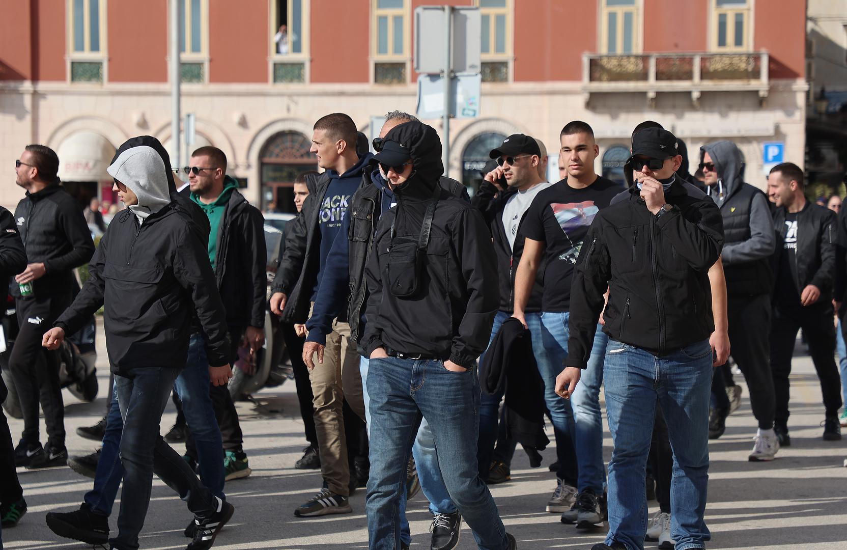 Prosvjed je počeo intoniranjem hrvatske himne Lijepa naša domovino! Početak prosvjeda nazvanog „Što se krvlju brani, ne pušta se lako“, najavljen za 11 sati, nešto je kasnio, a do njegova početka, na vrhu Rive, gdje je postavljena bina, trajao je glazbeni program, s razglasa su se puštale domoljubne pjesme.