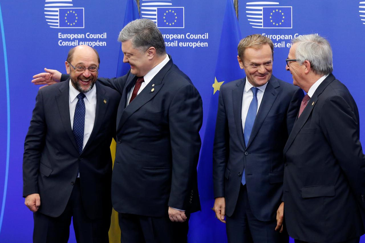 Ukrainian President Petro Poroshenko greets European Parliament President Martin Schulz (L) next to EU Council President Donald Tusk and EU Commission President Jean-Claude Juncker (R) ahead of a meeting in Brussels, Belgium, November 24, 2016. REUTERS/Fr