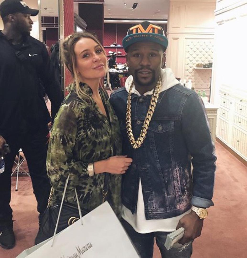 Lijepa Yasmi tražila je zajedničku fotografiju s Floydom, koji je susret iskoristio da je pita za broj telefona