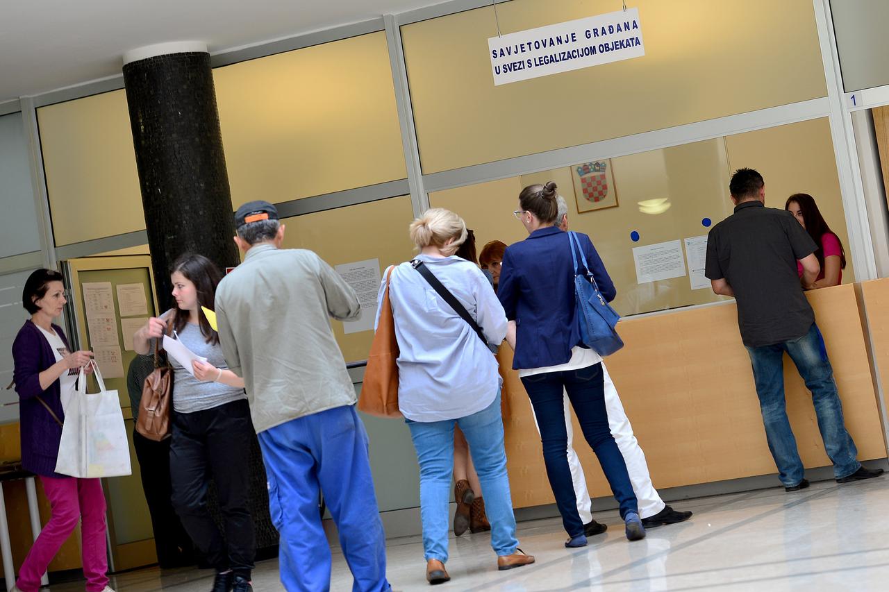 26.06.2013., Zagreb - Jos svega par dana ostalo je do 30. lipnja kada istice rok za podnosenje zahtjeva za legalizaciju bespravnih gradjevina. Kako bi gradjanima olaksao predaju papira zagrebacki je gradonacelnik Milan Bandic produzio radno vrijeme pisarn