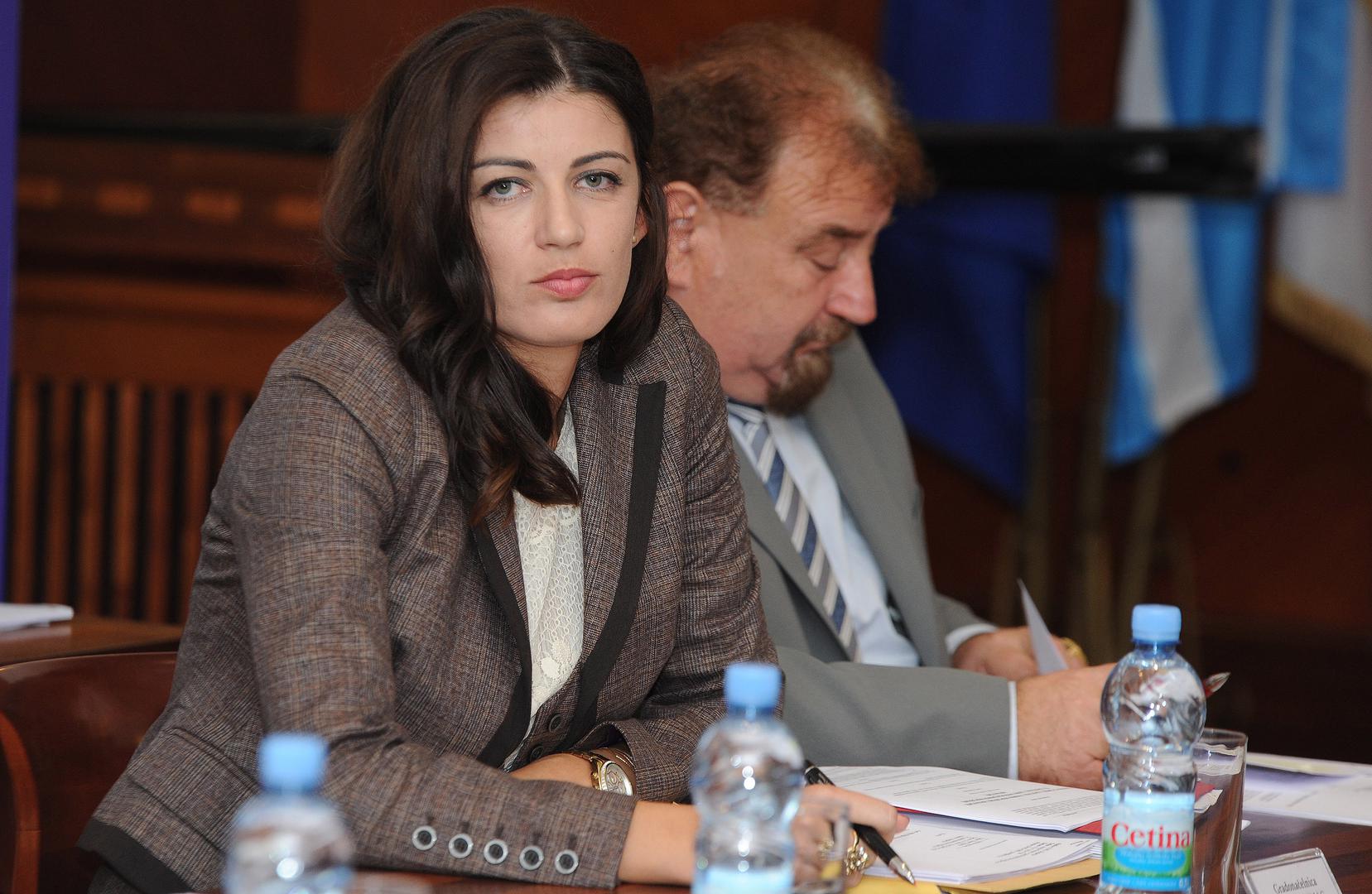 U lipnju 2005., kada je imala 25 godina, imenovana je gradonačelnicom Knina. Na toj je funkciji ostala do 2015. godine, a mediji su je zbog snažnog političkog utjecaja u gradu prozvali „kninskom kraljicom“.