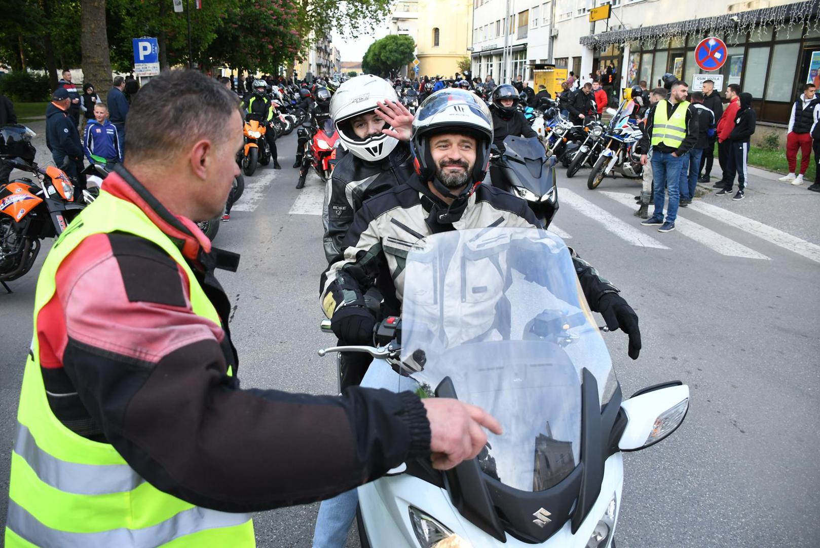 Motociklisti su na prvim budnicama skidale auspuhe na motociklima, stvarajući buku i na taj način prosvjedujući protiv loših uvjeta radnika