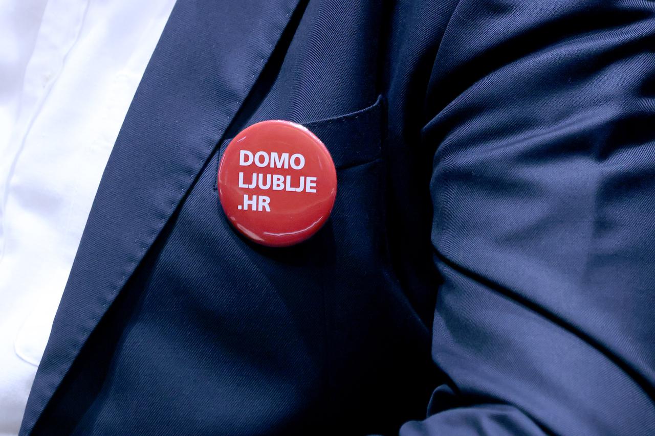 Zagreb: Zastupnici SDP-a u sabornicu su došli s bedževima domoljublje.hr