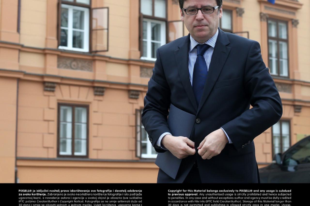 '13.03.2013., Zagreb - Dolazak ministara na redovitu sjednicu Vlade Republike Hrvatske. Ministar znanosti, obrazovanja i sporta Zeljko Jovanovic. Photo: Sanjin Strukic/PIXSELL'