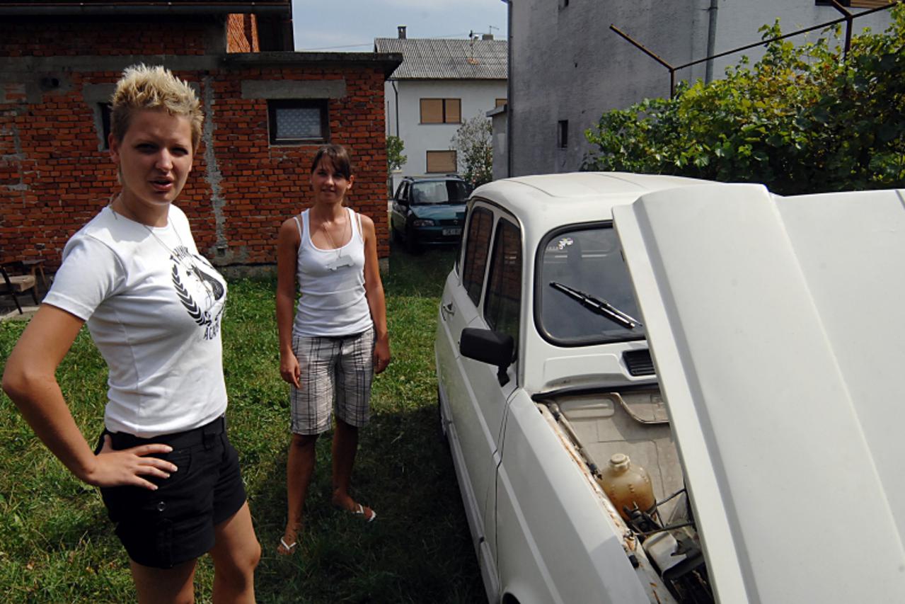 \'30.08.2011., Moscenica - Renault4,proizveden 1989.godine, jos mora proci kroz ruke auti-mehanicafra prije nego se njime Gorana Oreskovic(lijevo) i Sendy Glavan upute na rally od Francuske do Maroka.