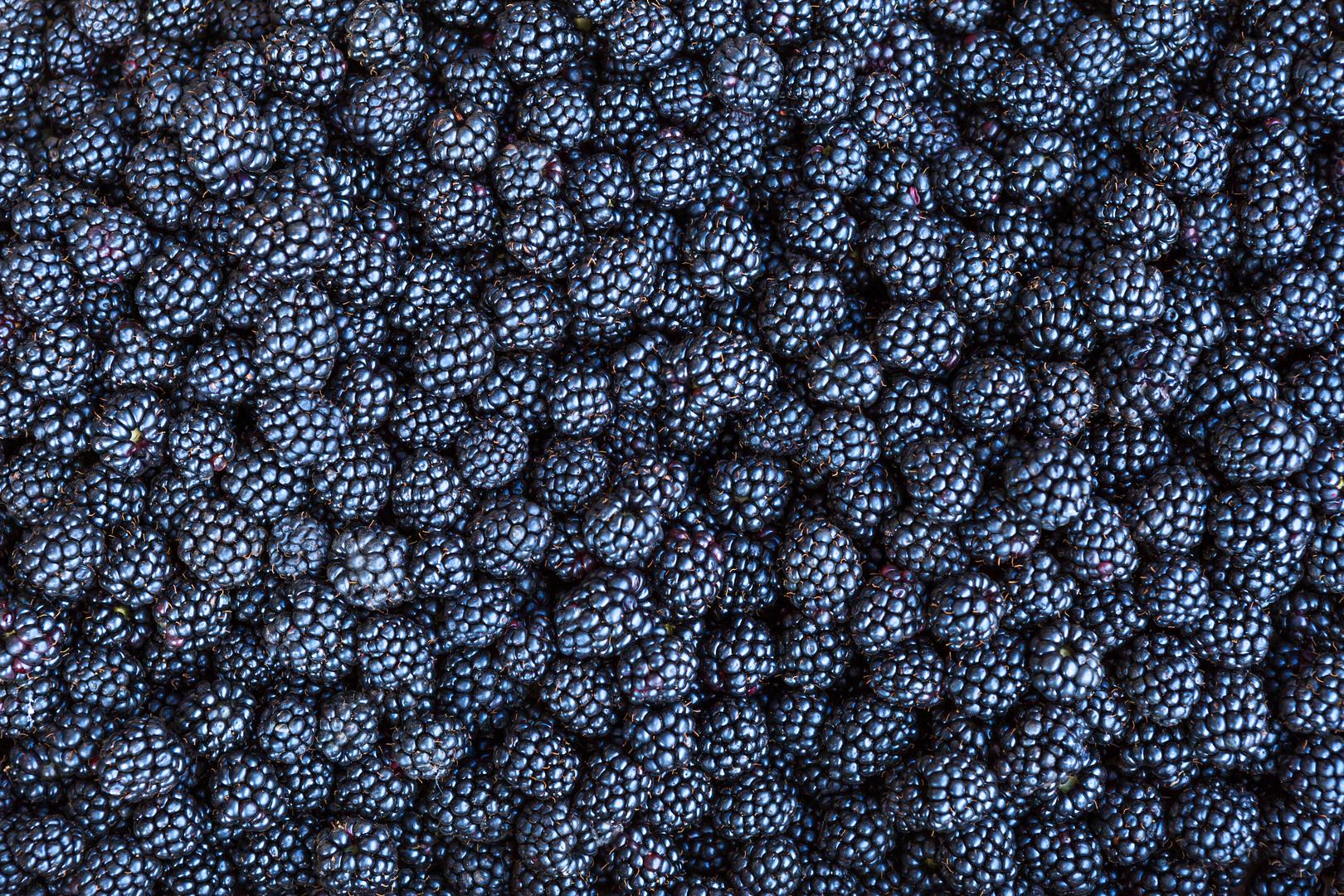 Kupine: Osobni favorit g. Hobsona su kupine koje su, iako su više jesensko voće, još uvijek dostupne za kupnju i u svježim i u smrznutim pakiranjima. "Kupine su iznenađujuće bogate vlaknima u usporedbi s drugim voćem i pune su antocijanina, tamnoljubičastih pigmenata povezanih sa zdravljem srca, krvnih žila i mozga. Budući da imaju manje prirodnih šećera od mnogih drugih vrsta voća, izvrstan su izbor ako želite nešto slatko bez primjetnog porasta energije", objasnio je nutricionist.