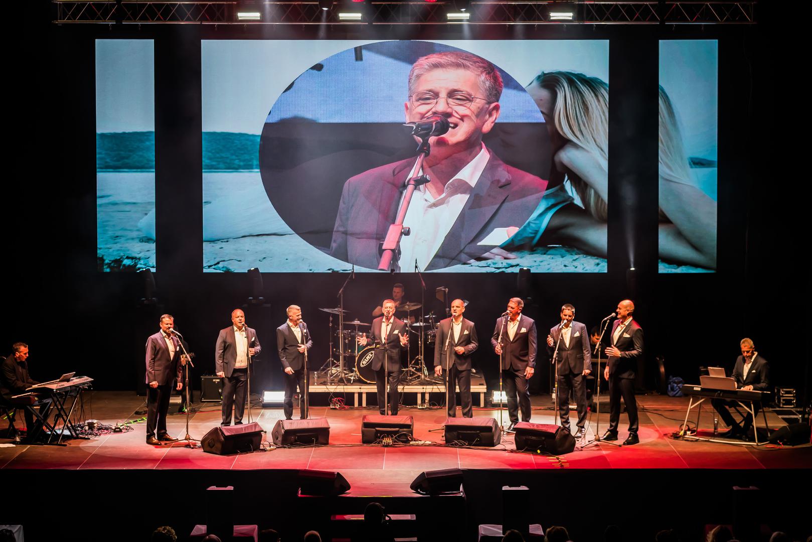 „Kakva večer! Moram reći da kultne Gripe zaista imaju posebnu energiju i kad se s njom sljubi ovako fenomenalna publika, rezultat je večer za pamćenje. Puni smo emocija i imam potrebu od srca zahvaliti svima koji su od početka do kraja koncerta pivali s nama kao i našim dragim gostima što su uveličali ovu noć u kojoj smo pismom slavili žene. Svugdi je lipo, ali doma je najlipše!" 