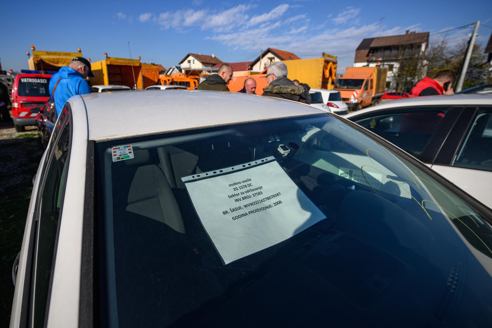 24.11.2022., Zagreb, Velika Mlaka - Autoservis Cepelin uskoro odrzava veliku javnu drazbu drzavnih vozila, a u ponudi su teretna vozila Hrvatskih cesta, osobna vozila ministarstava. Od Seata, Audija preko Passata i nekoliko modela Fiata cijene im se krecu od 1000 do 24.600 kuna.  Photo: Davor Puklavec/PIXSELL