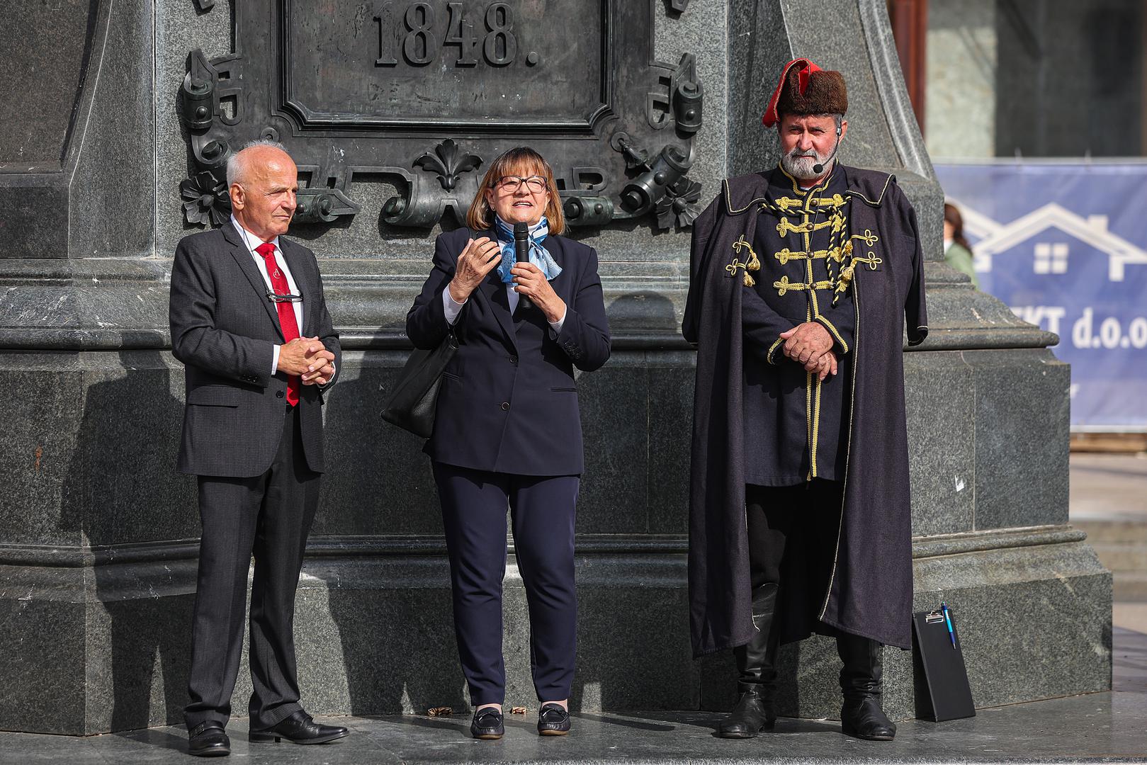 Brojni građani i turisti zaustavili su se kako bi zabilježili ovaj svečani trenutak, a središnji trg bio je ispunjen ponosom i bojama hrvatske tradicije.