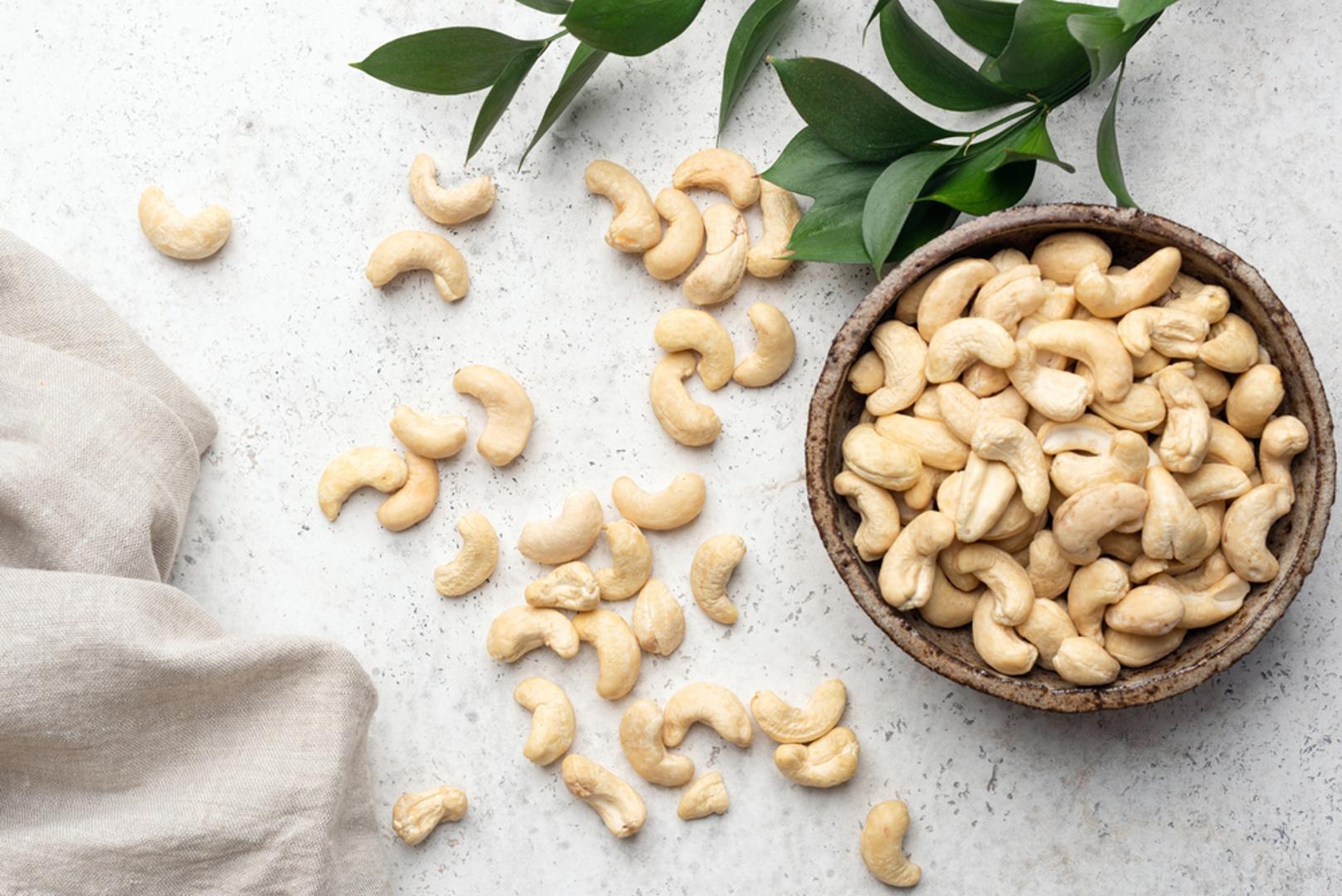 Indijski orah (cashew) — 6,7 mg/100 g: Od kremastih 'sirnih' umaka do stir-frija, ova namirnica lako pojačava energijsku vrijednost obroka, a tostiranje dodatno naglašava okus. Namakanje 2 do 4 sata daje svilenkastu bazu za umake i deserte. Mljeveni u 'maslac' oraščići se izvrsno sljubljuju s kakaom i bananom za brz, bogat smoothie.